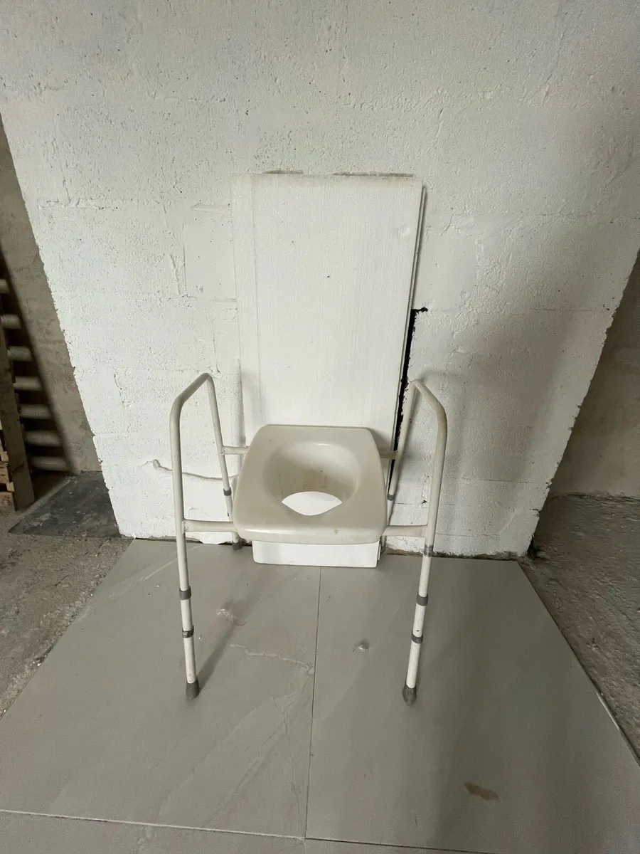 Raised toilet seat - Image 1