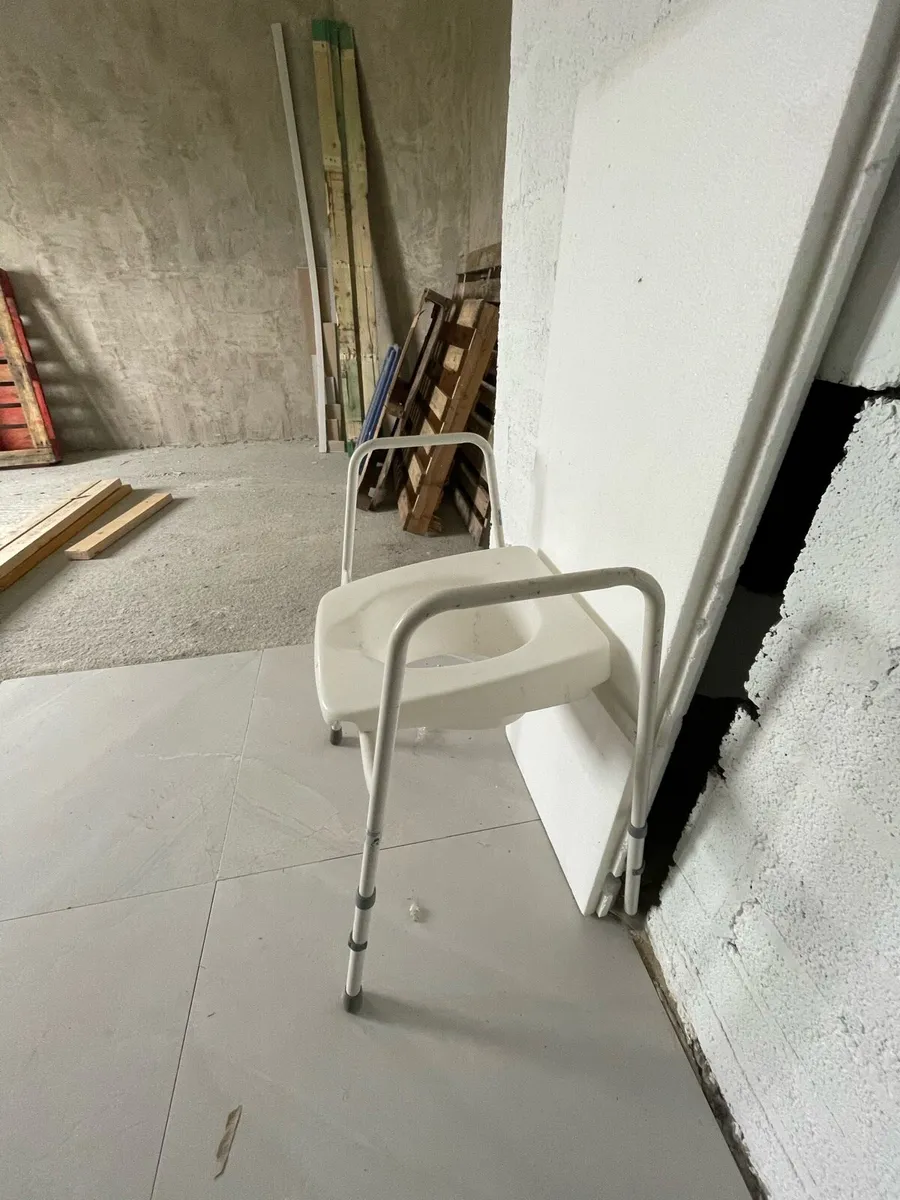 Raised toilet seat - Image 2