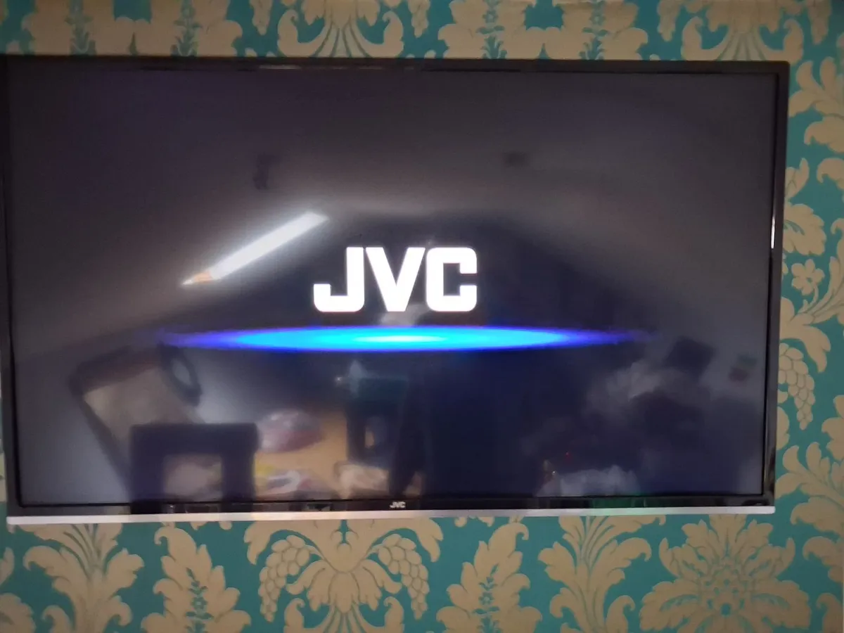 3 foot wide smart tv with wall bracket - Image 2
