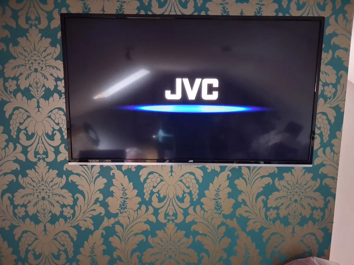 3 foot wide smart tv with wall bracket - Image 4
