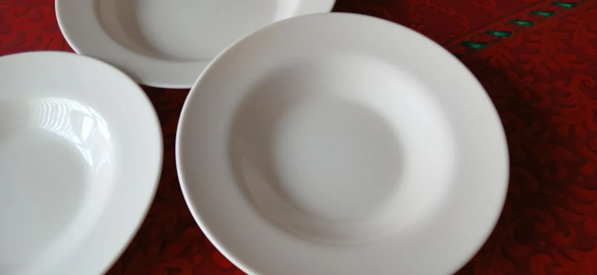 PASTA SERVING PLATTER & 4 PLATES - Image 1