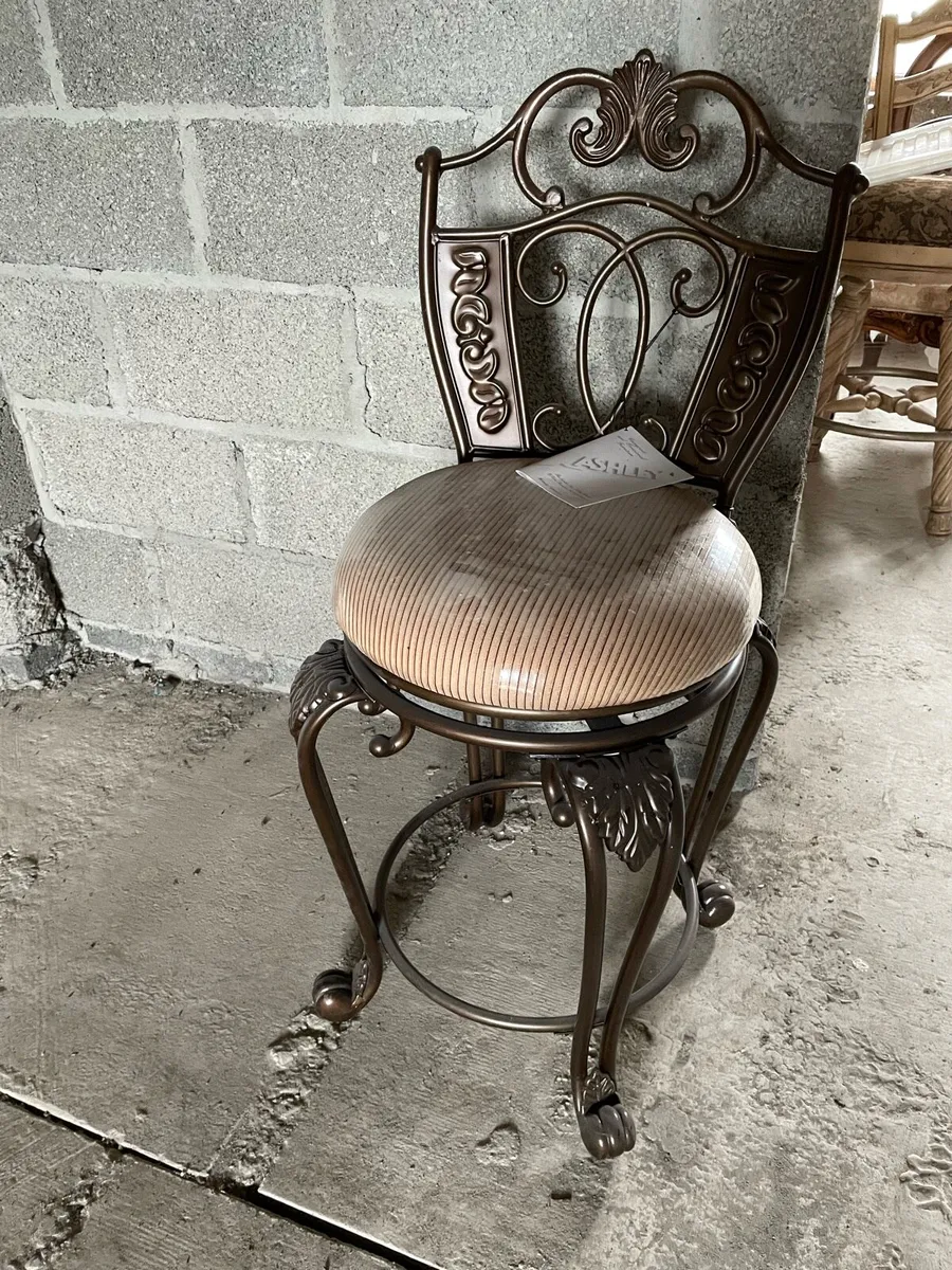 4 counter night chairs that swivel still have tags - Image 1