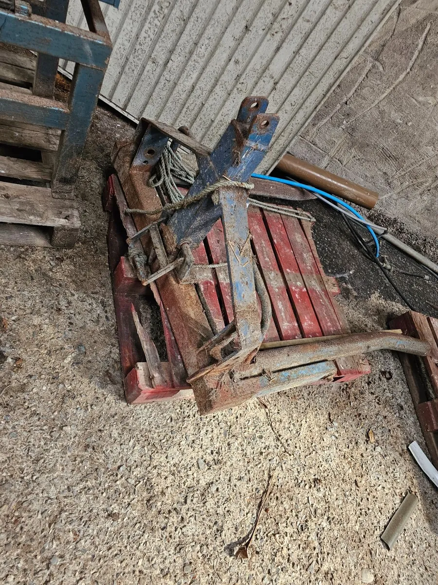 Bale spike and lifter - Image 1