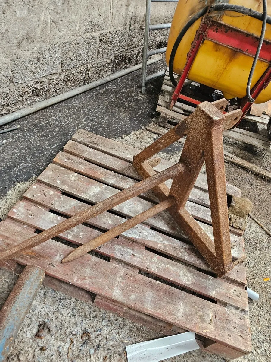 Bale spike and lifter - Image 2