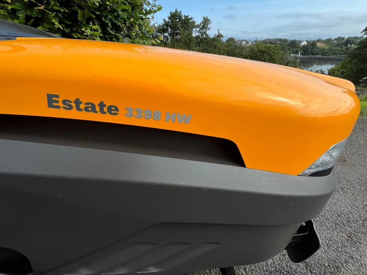 Stiga 20HP hydro twin cylinder ride on lawnmower - Image 4