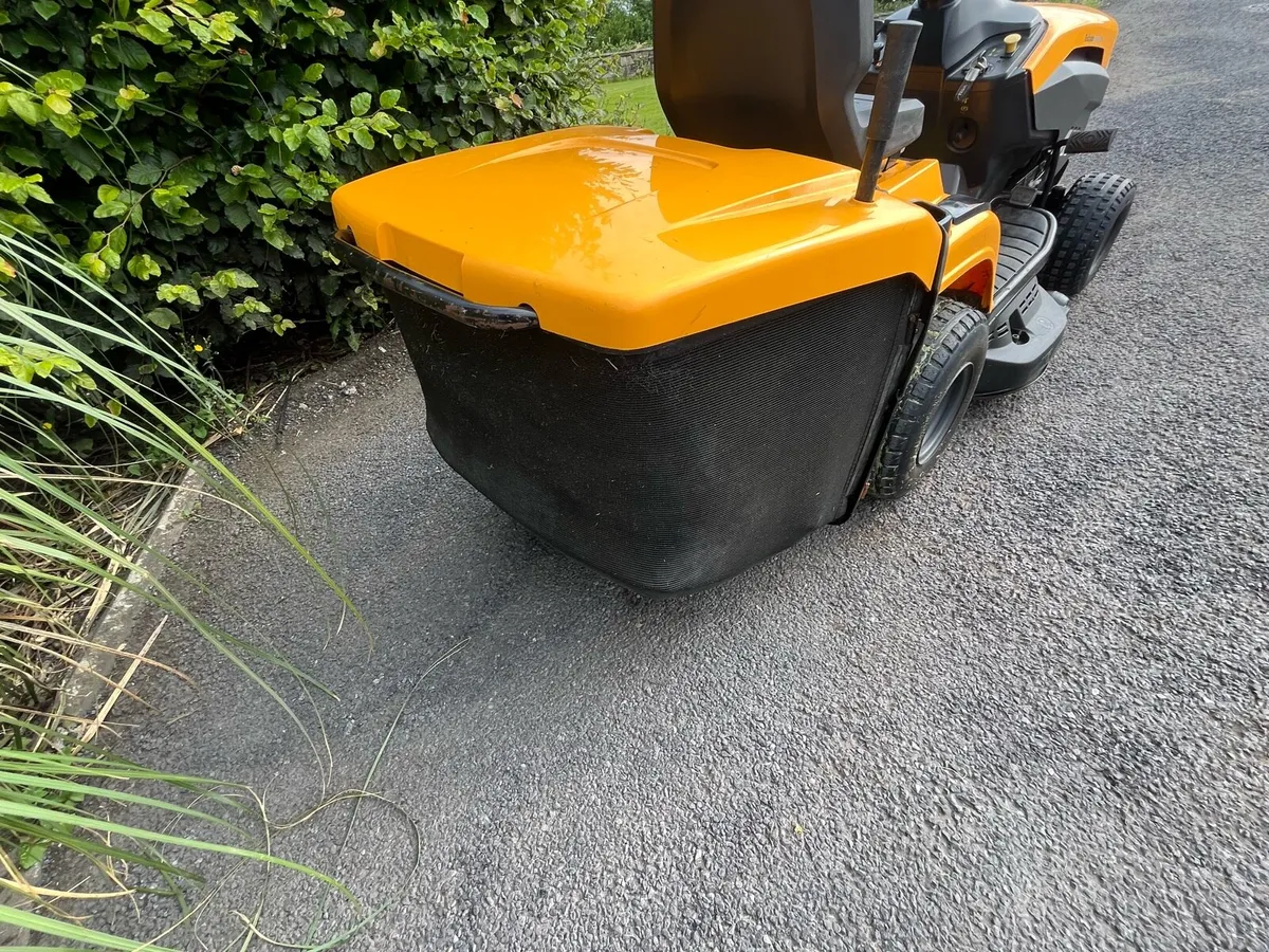 Stiga 20HP hydro twin cylinder ride on lawnmower - Image 3