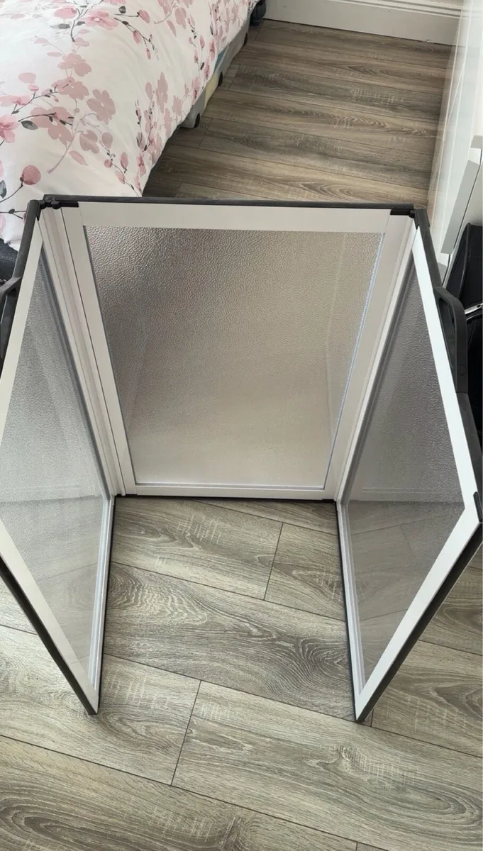 Half height shower doors - Image 1