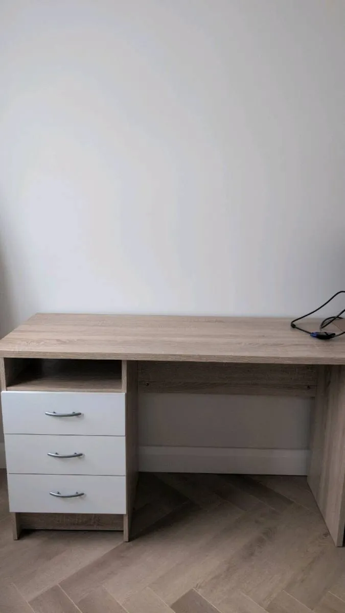 Computer Table - Image 1