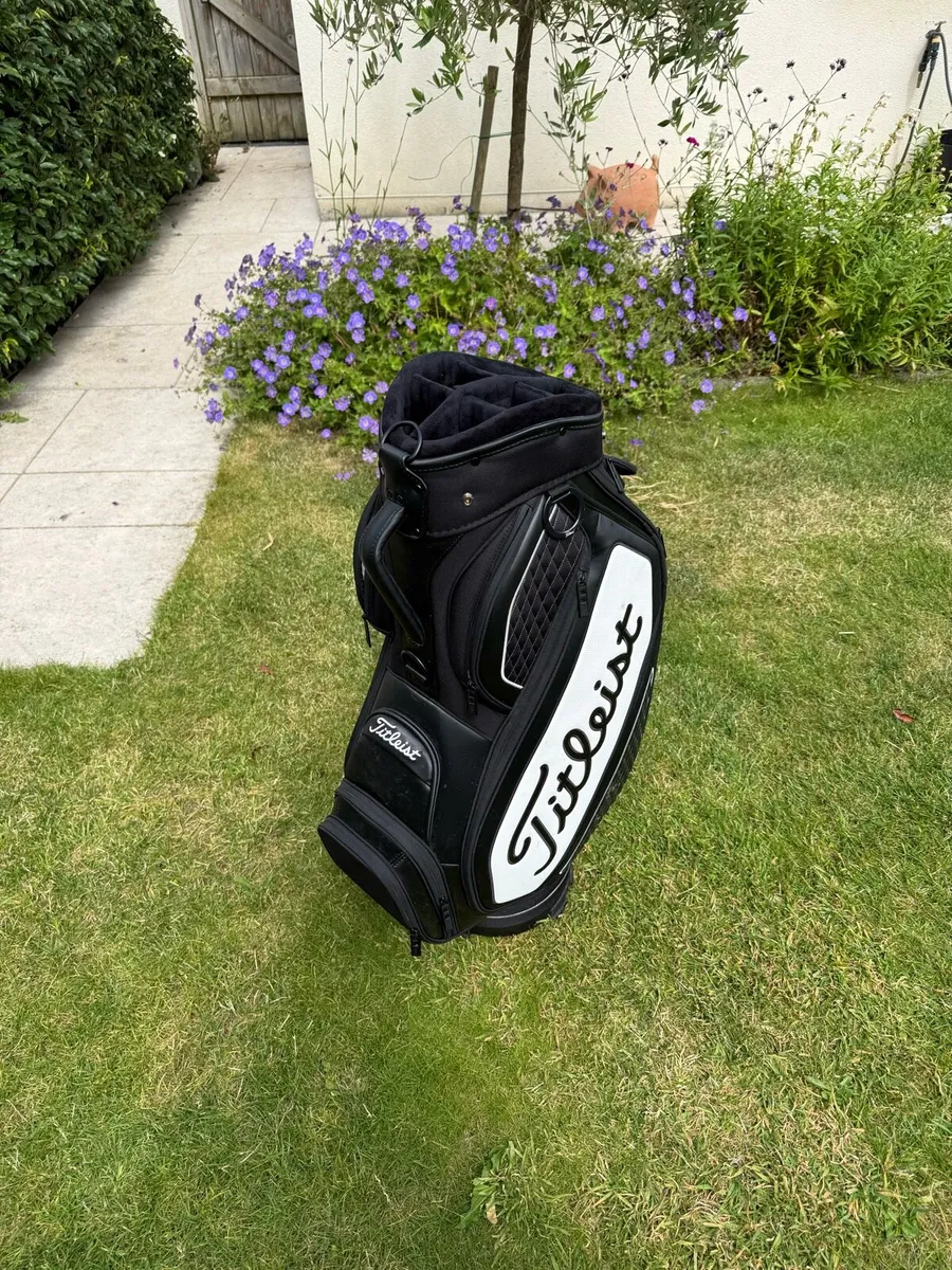 Titleist Mid Tour Staff Bag - Image 1
