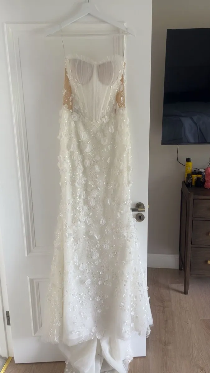 Wedding dress - Image 1