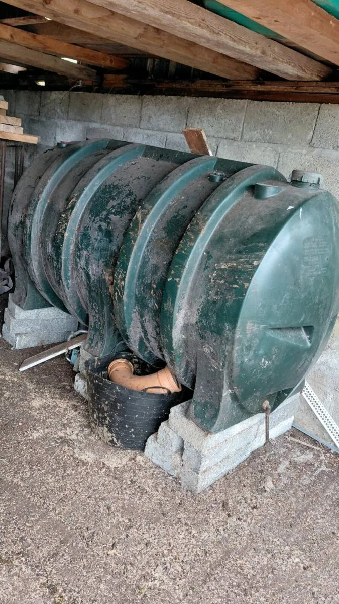 Oil tank - Image 1