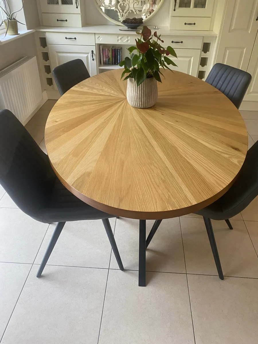 Table &Chairs - Image 1