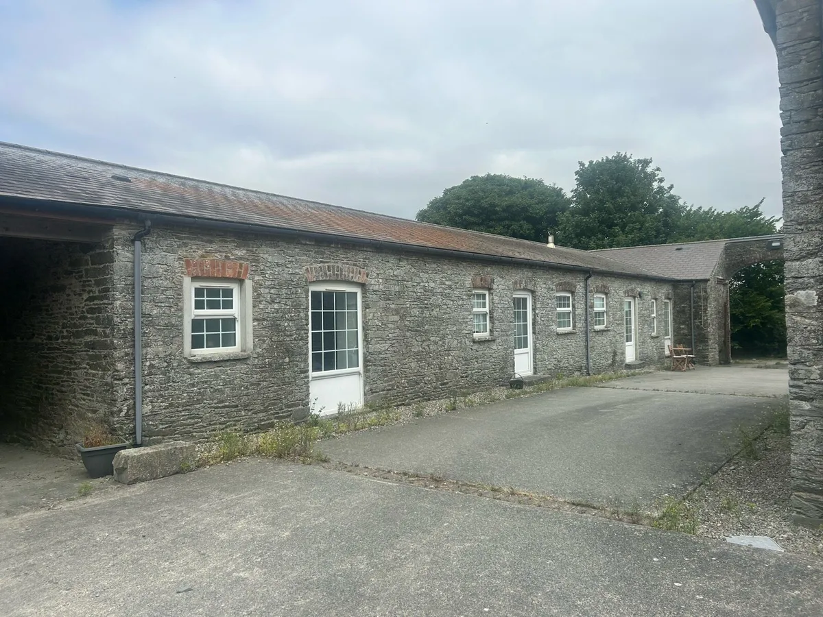 Stable yard with house to rent - Image 2