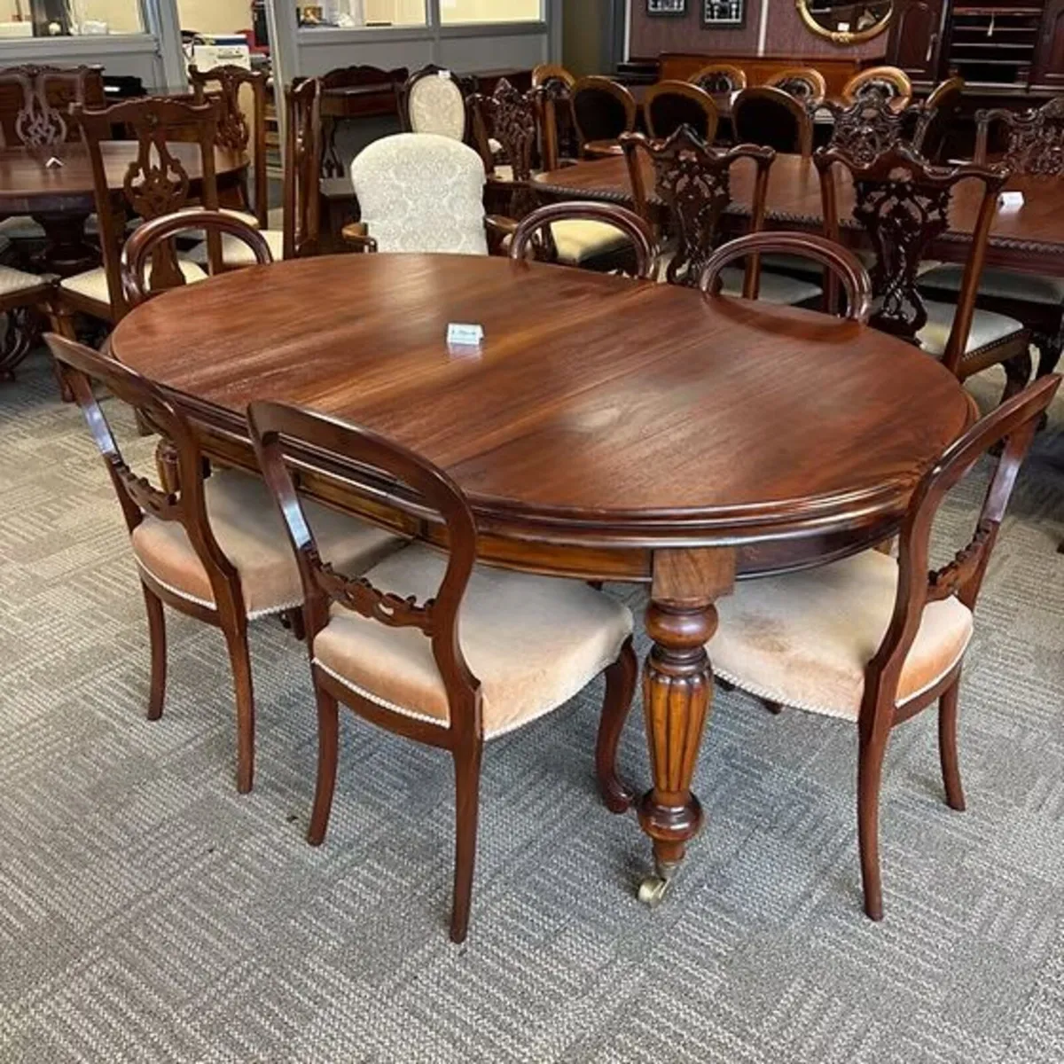 Victorian-style extending dining table with 6 ball