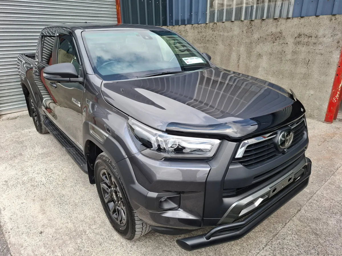 Toyota Hilux INVINCIBLE X 2.8 2023 - Image 4