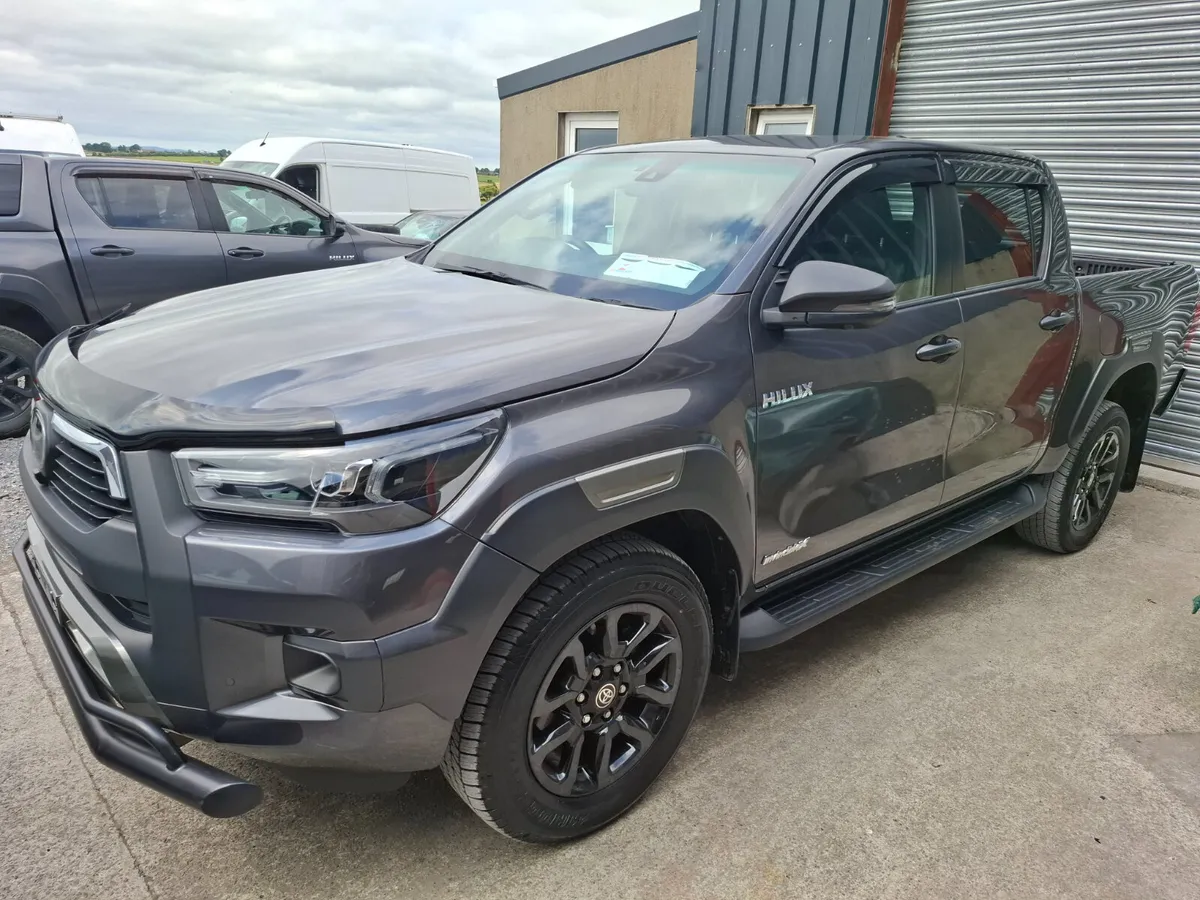 Toyota Hilux INVINCIBLE X 2.8 2023 - Image 3