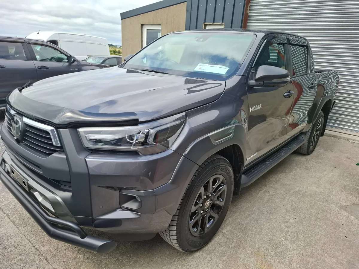 Toyota Hilux INVINCIBLE X 2.8 2023 - Image 2