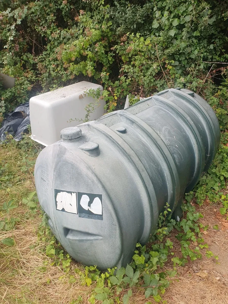 Oil and water tank - Image 1
