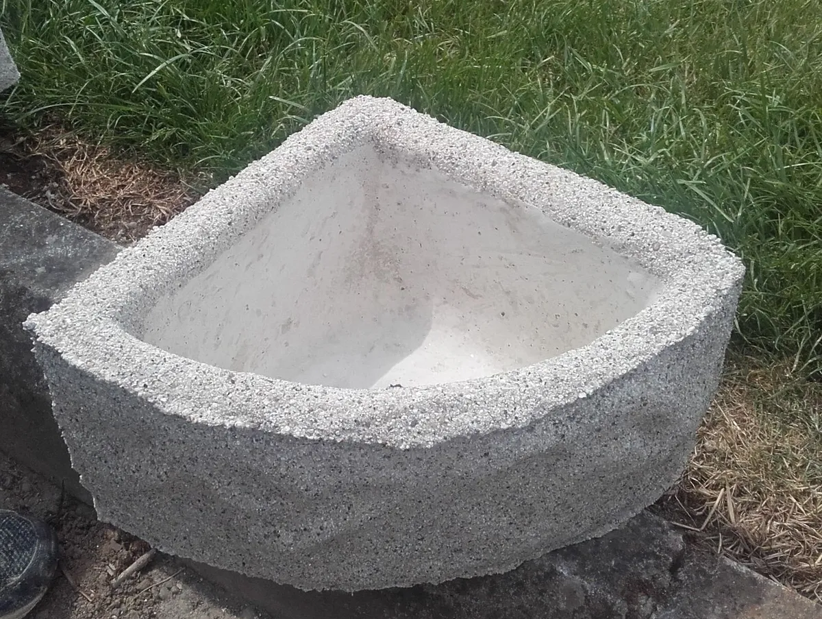 Corner reconstituted granite flower pot - Image 3