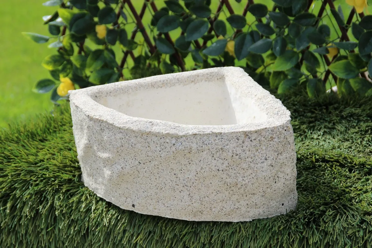 Corner reconstituted granite flower pot - Image 1