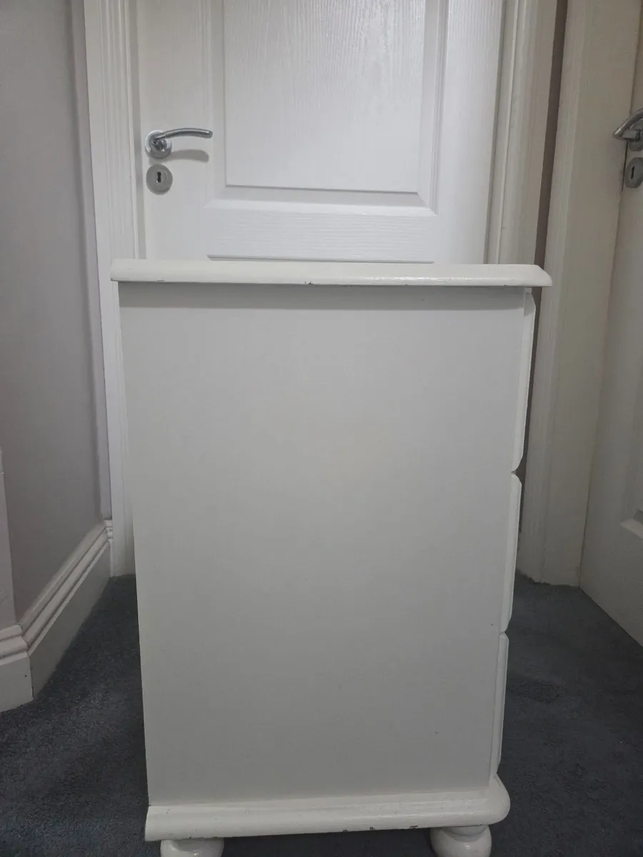 White side table - Image 3