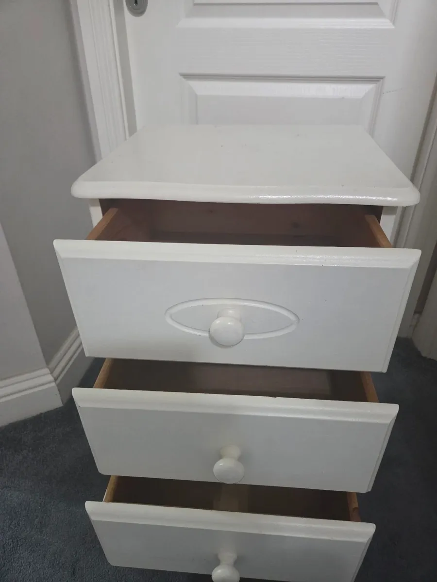 White side table - Image 2