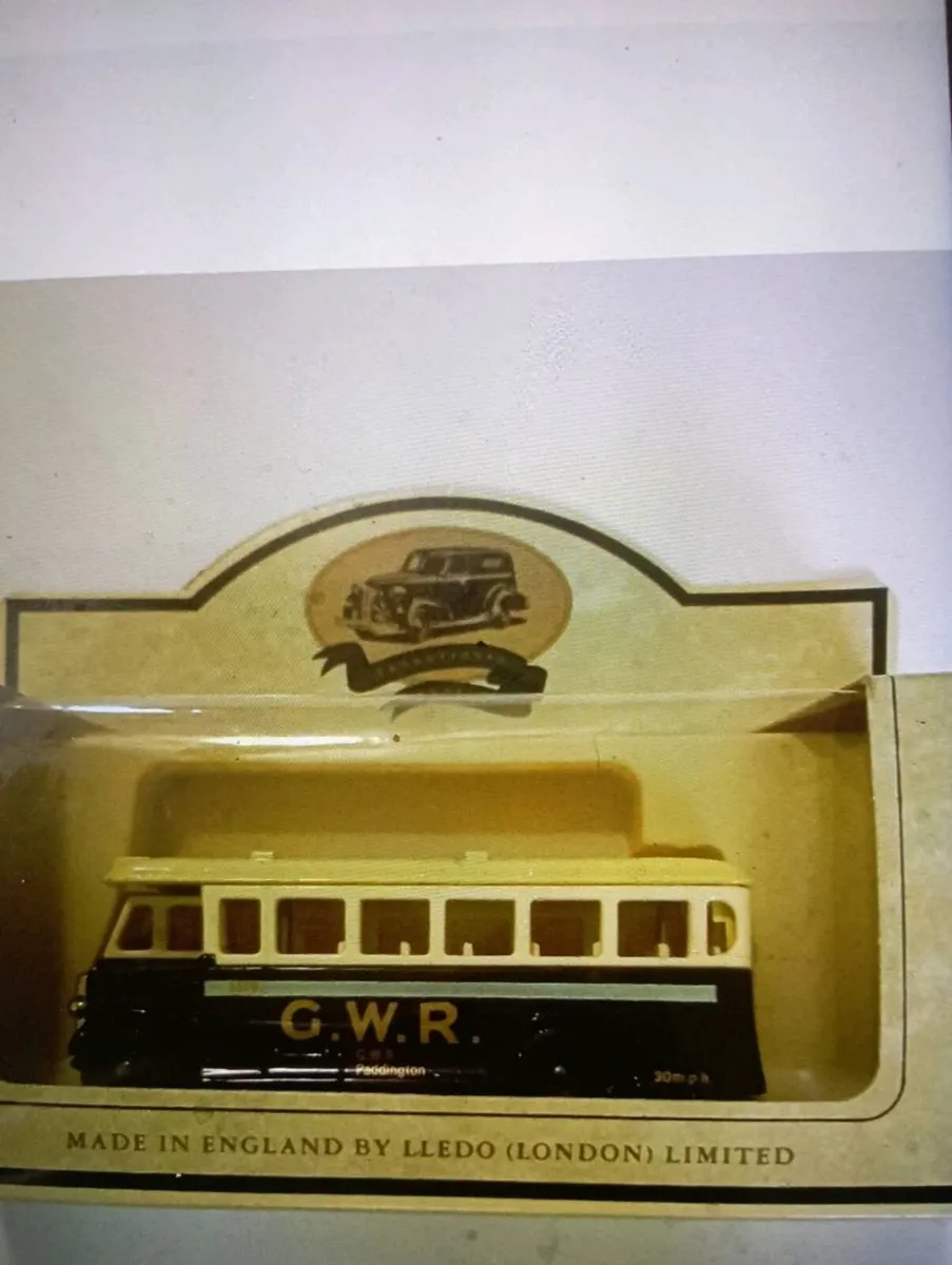 VINTAGE DIE--CAST MODLE'S BUSES BY LlEDO . - Image 1