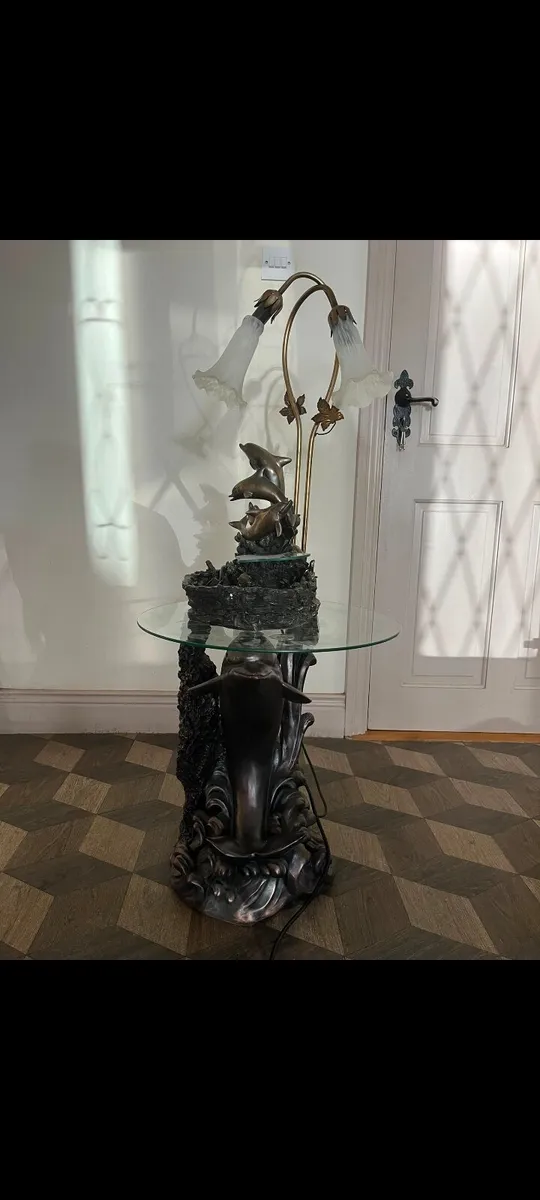 Table and lamp - Image 1