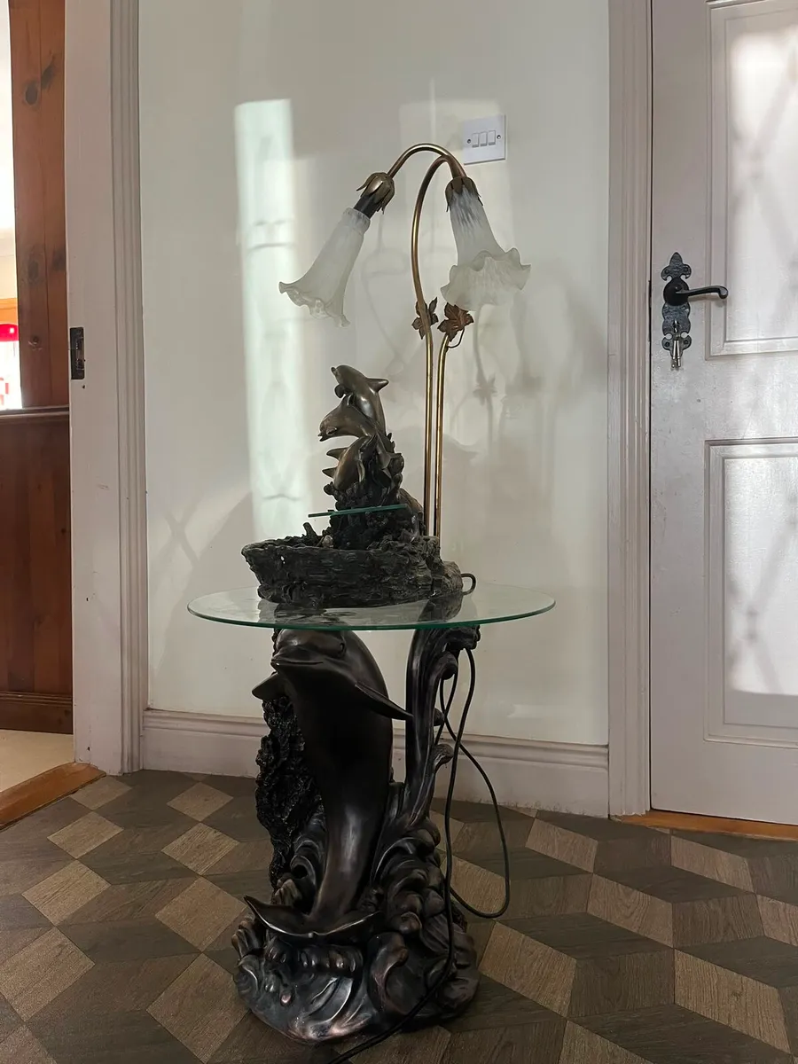 Table and lamp - Image 3