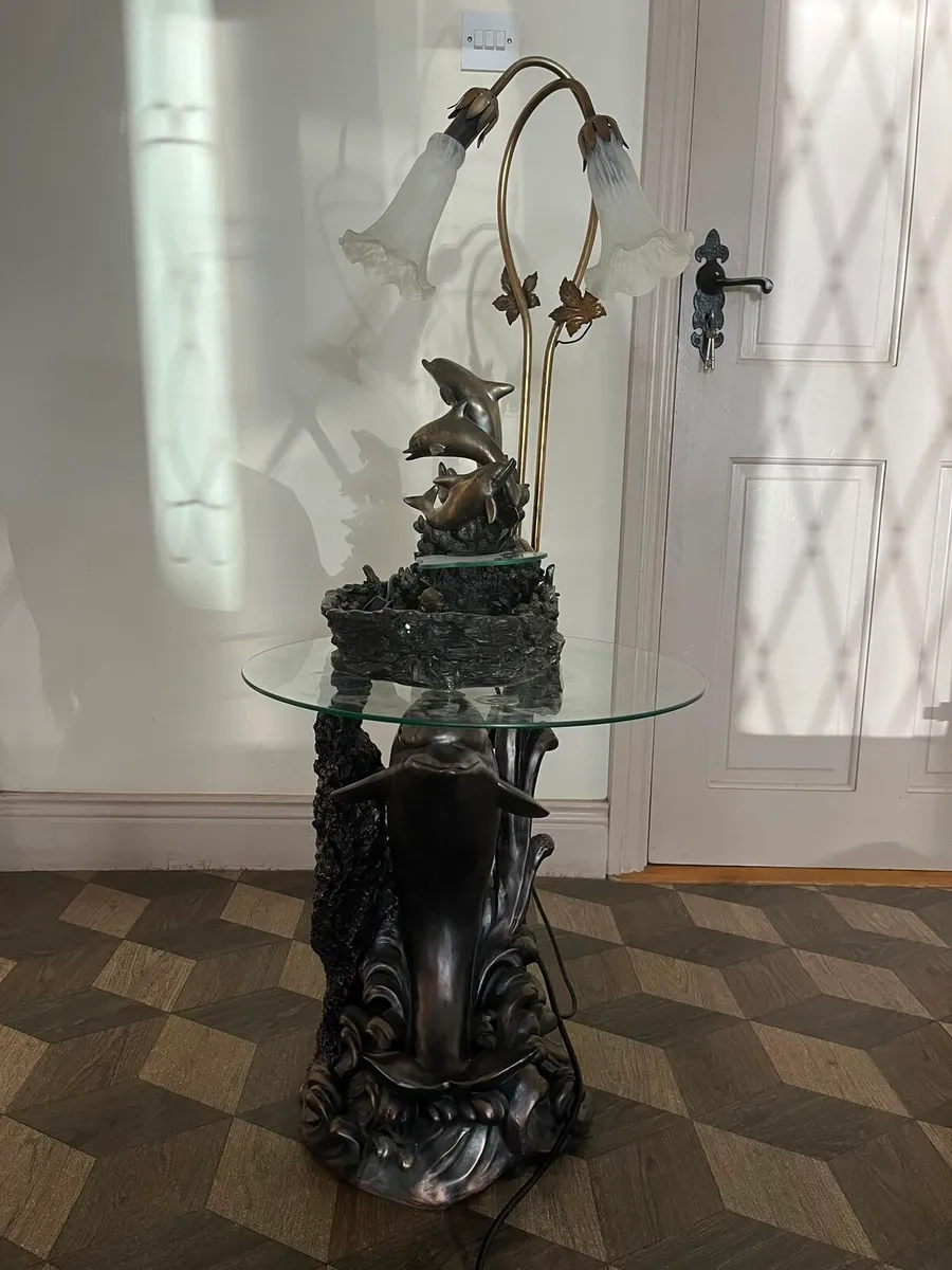 Table and lamp - Image 2