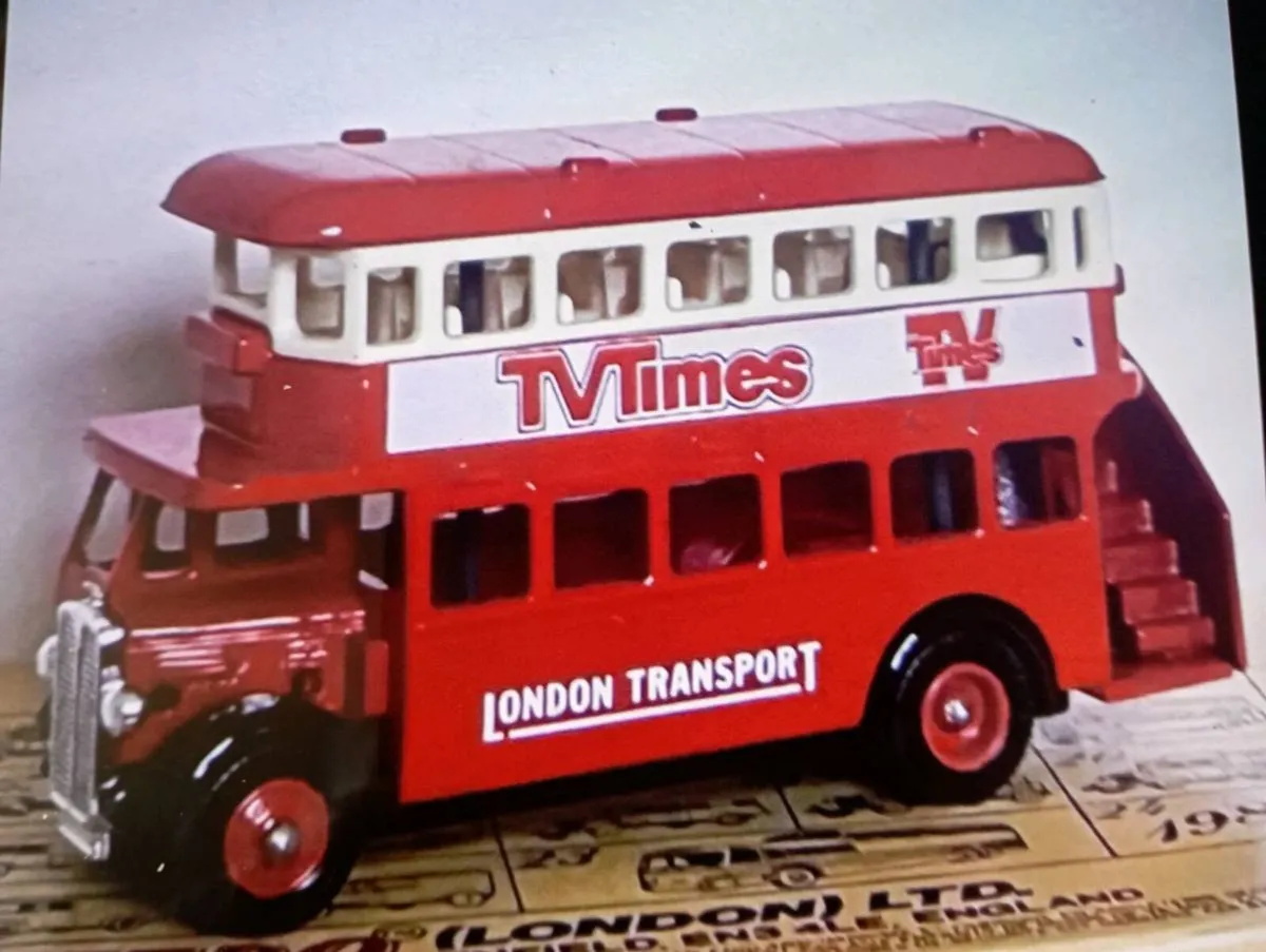 VINTAGE DIE--CAST MODLE'S BUSES BY LlEDO . - Image 3