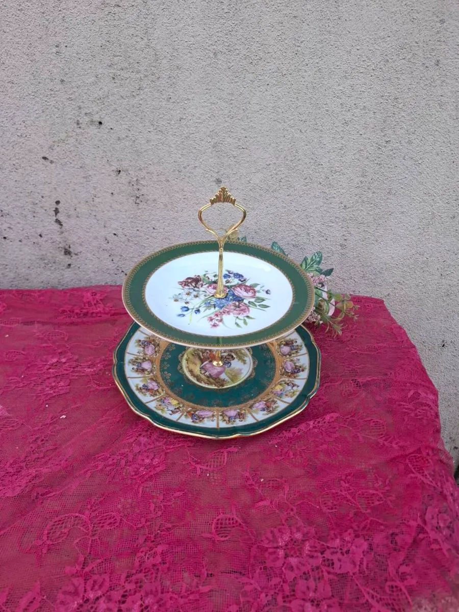 Green cake stand