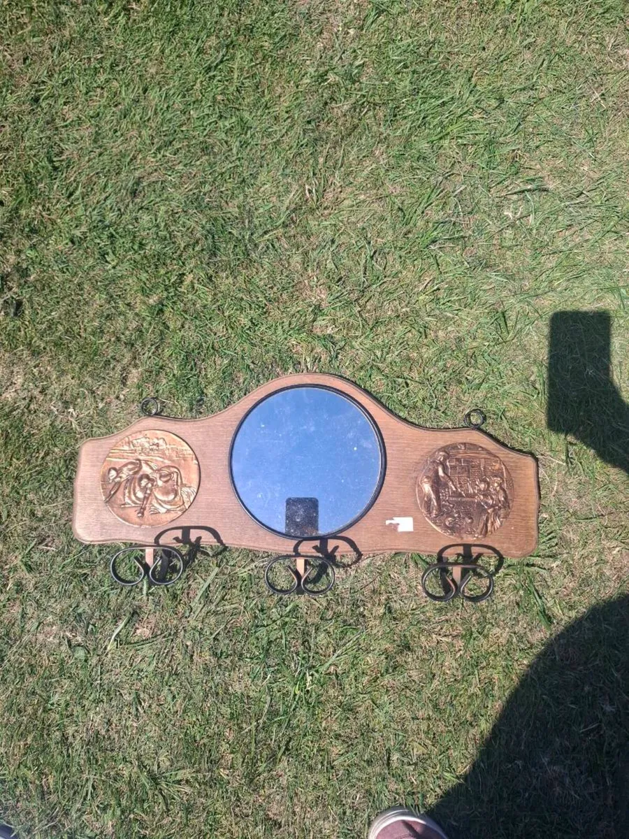 Coat holder with mirror - Image 1