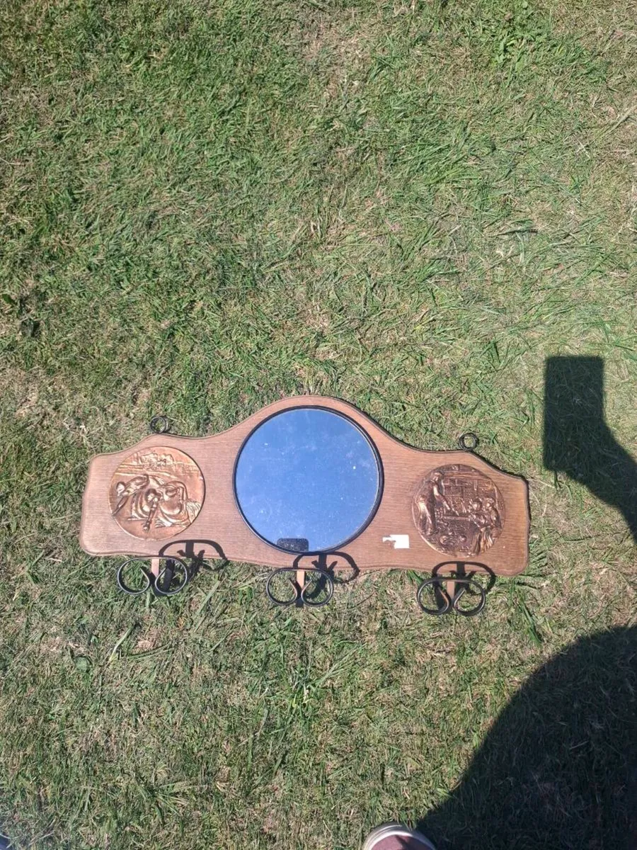 Coat holder with mirror - Image 2