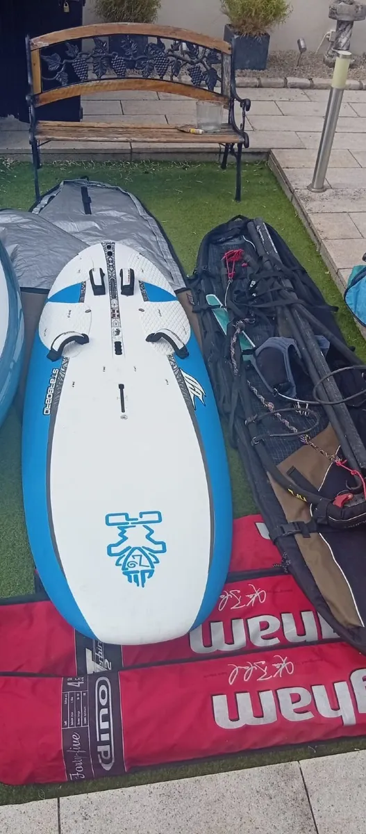 Windsurf board with 3 sails and accessories, - Image 1