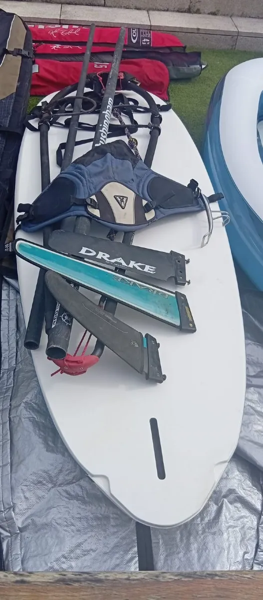 Windsurf board with 3 sails and accessories, - Image 2