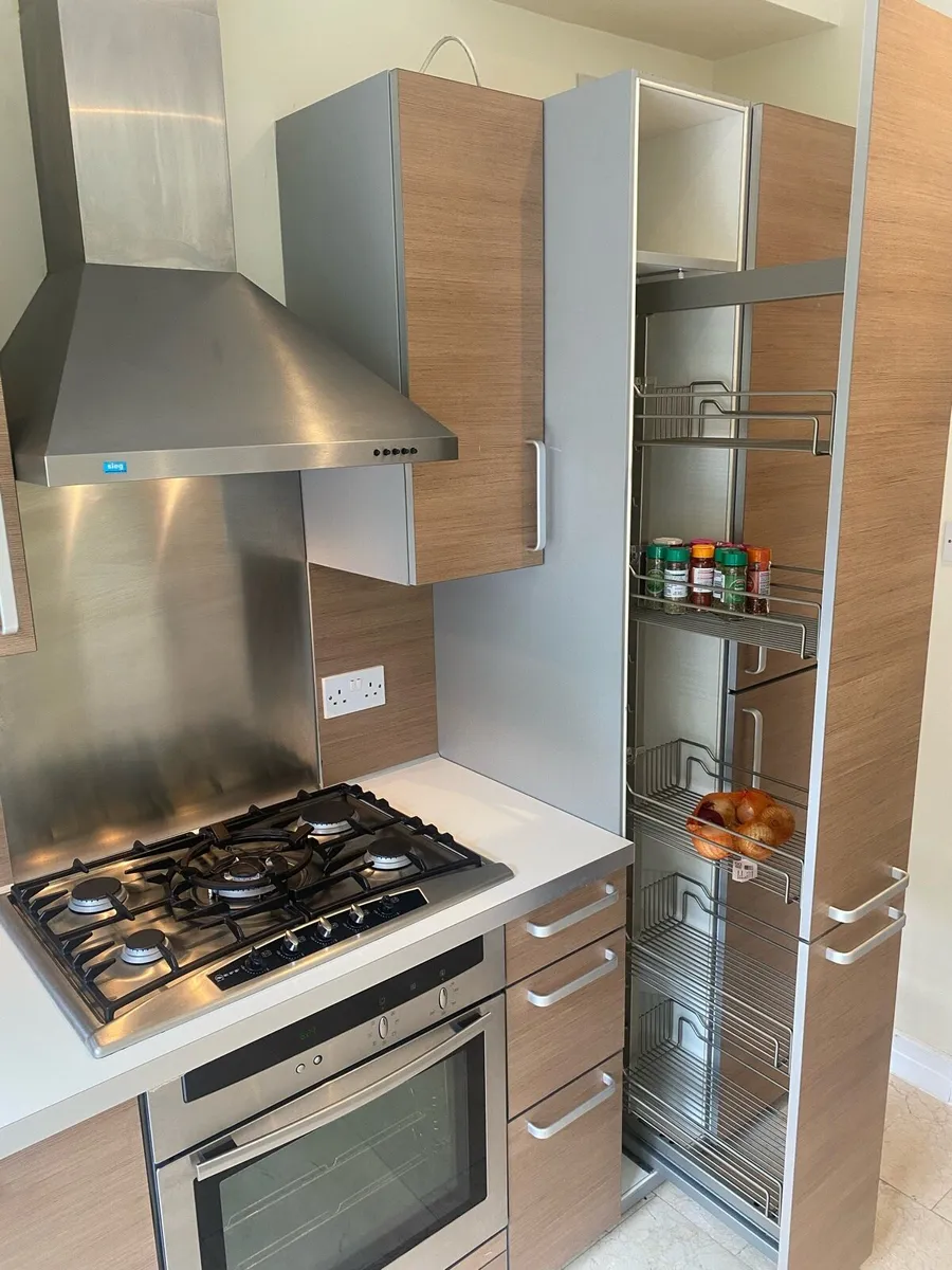 Kitchen complete with appliances - Image 3