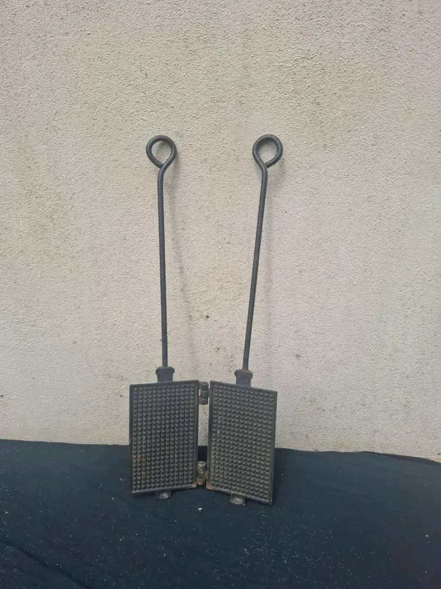 Antique cast iron waffles maker postage possible - Image 1