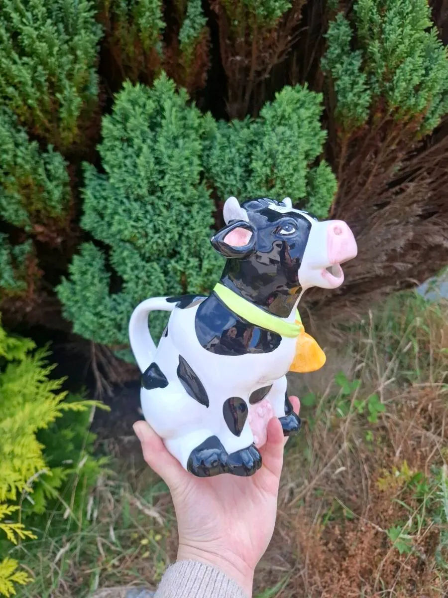 Cow ceramic pitcher postage possible - Image 1