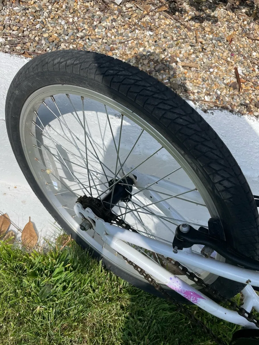 20 inch Apollo girls bike - Image 4