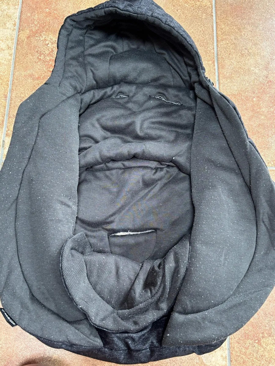 Maxi Cosi Car Seat Bundle - Image 3