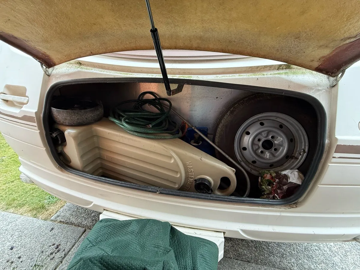 Clubman 400-2 Lunar Caravan - Image 2