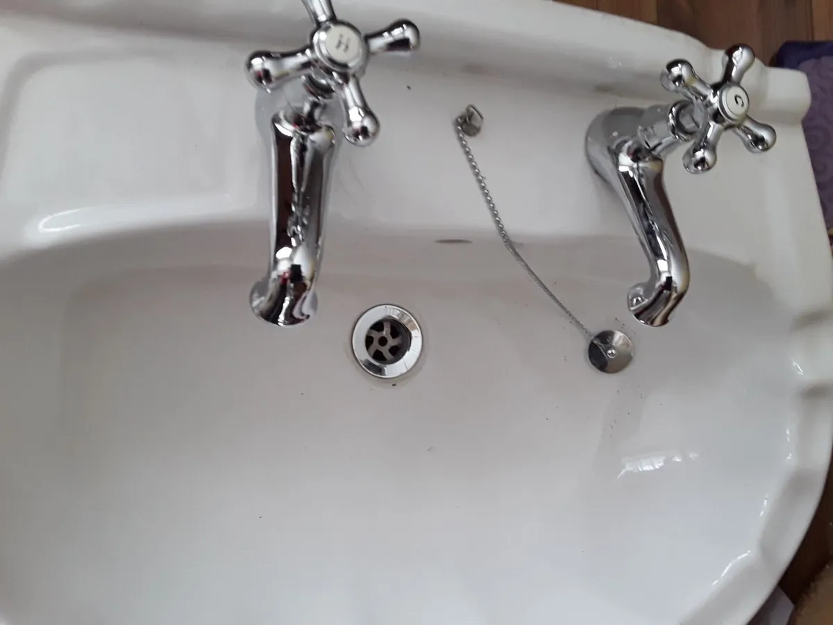 Lovely vintage shell shape sink  pedestal taps - Image 4