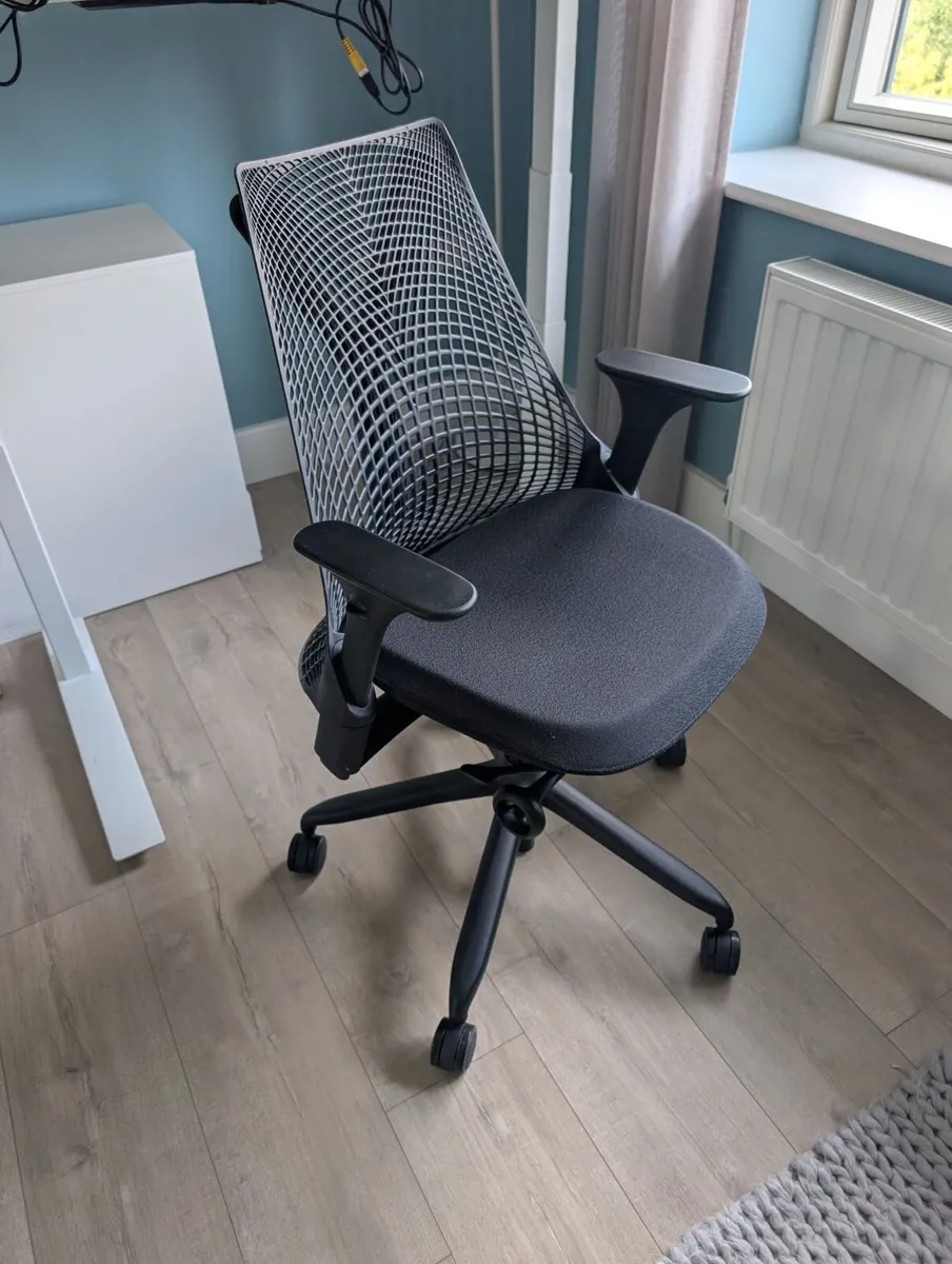 Herman Miller / Fully Electric Standing Desk - Image 4