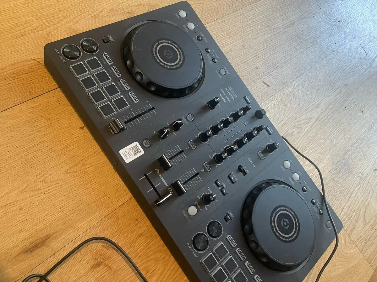 Pioneer DDJ-FLX4 Excellent Condition - Hardly Used - Image 3
