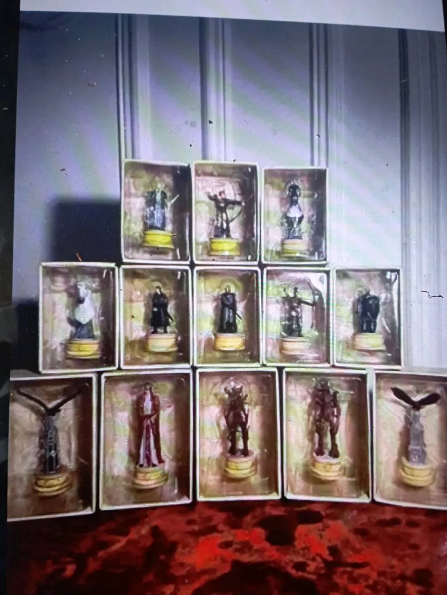 LORD OF THE RINGS CHESS & BOARD  SET. - Image 1