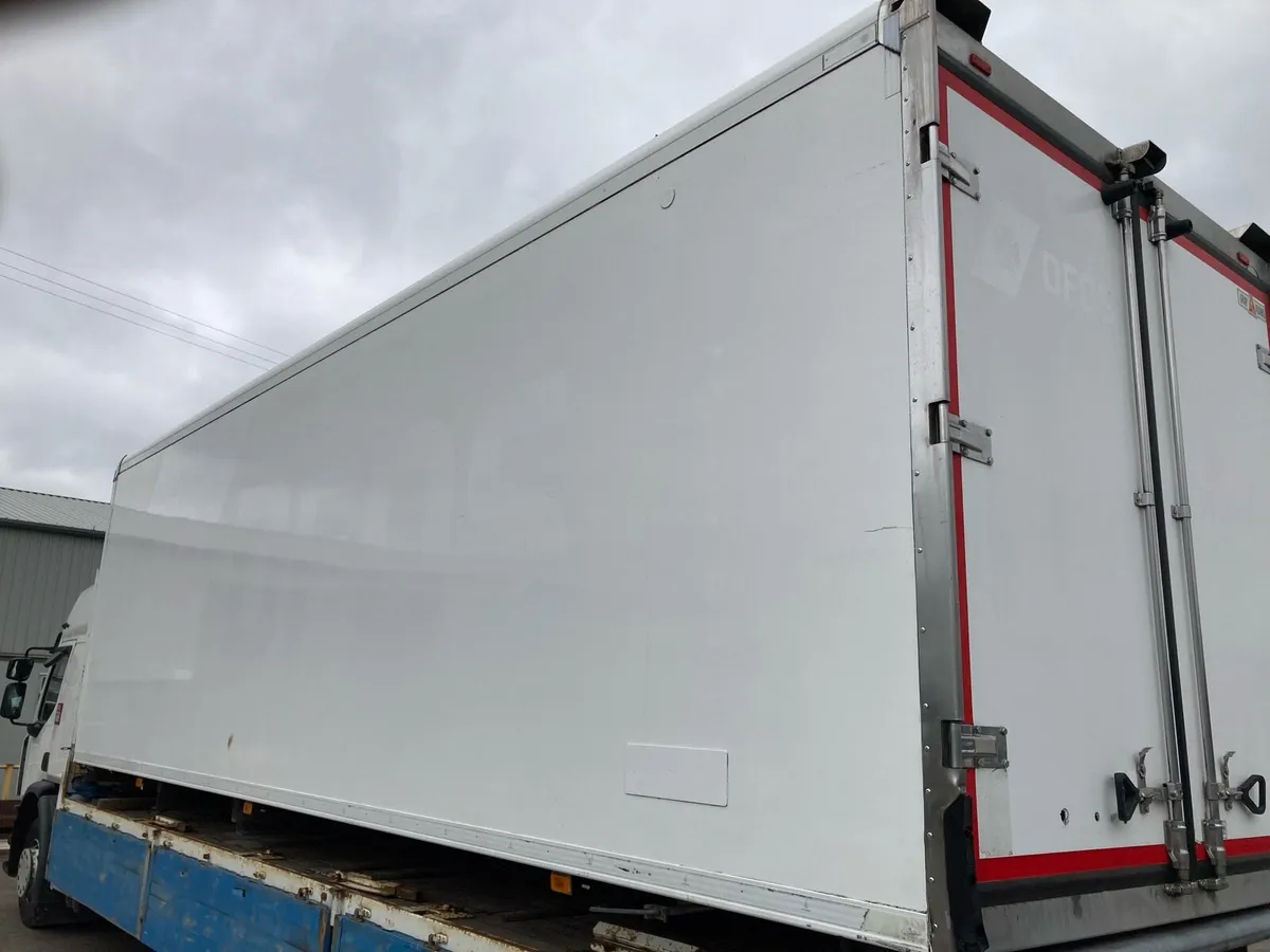 2020 28 ft x 8 ft x8ft insulated body - Image 2