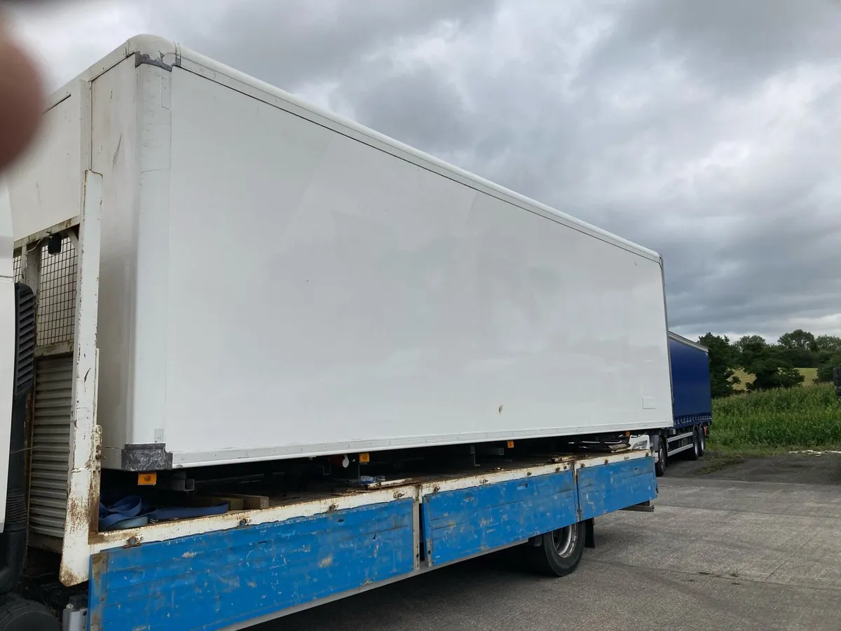 2020 28 ft x 8 ft x8ft insulated body - Image 3