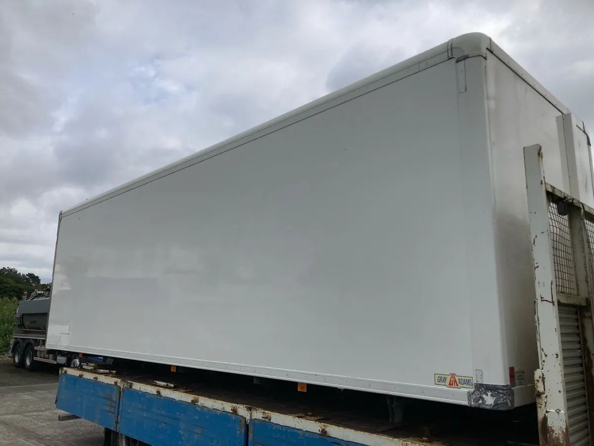 2020 28 ft x 8 ft x8ft insulated body - Image 4