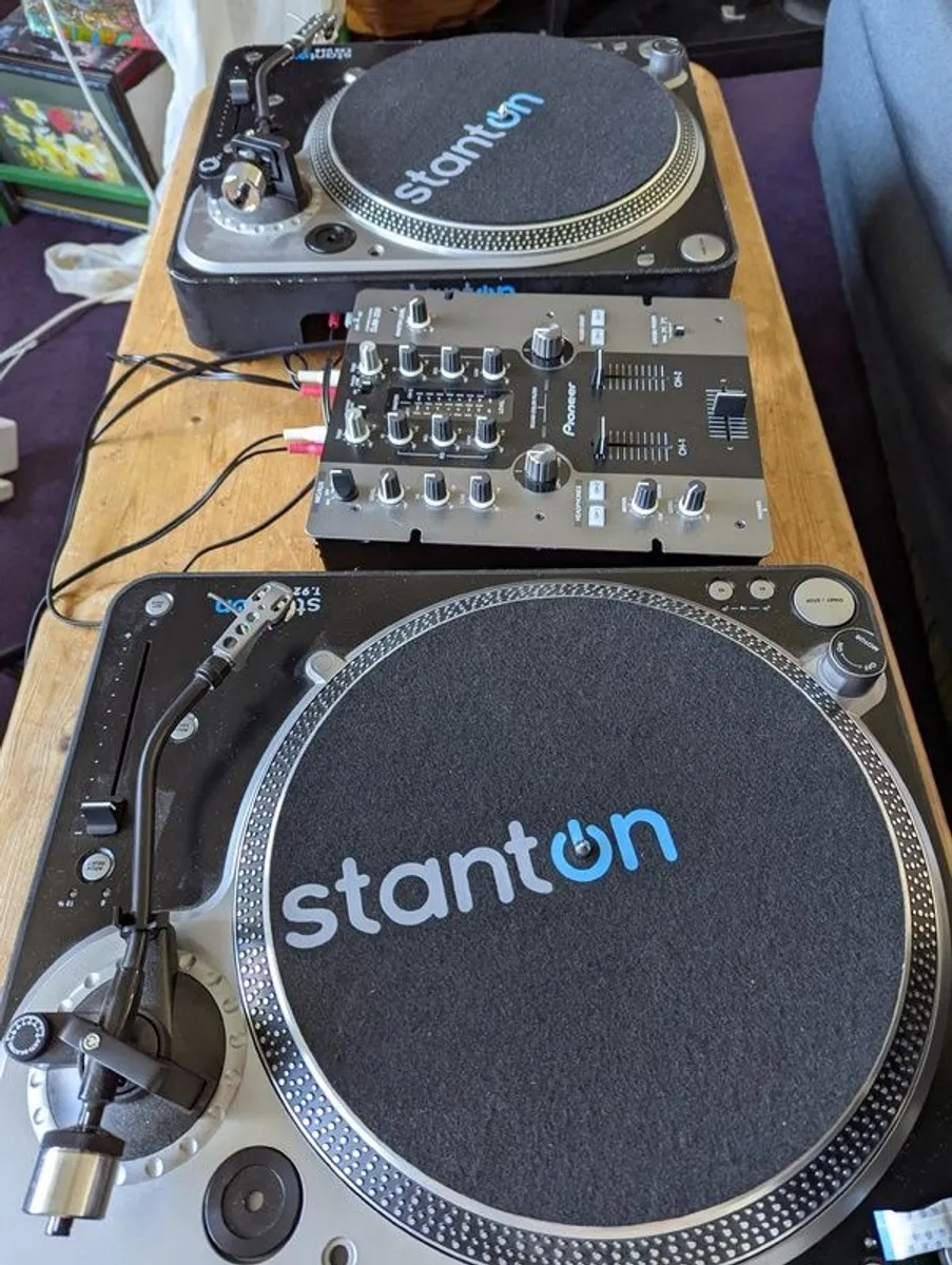 Two turntables and 2 channel DJ mixer - Image 1
